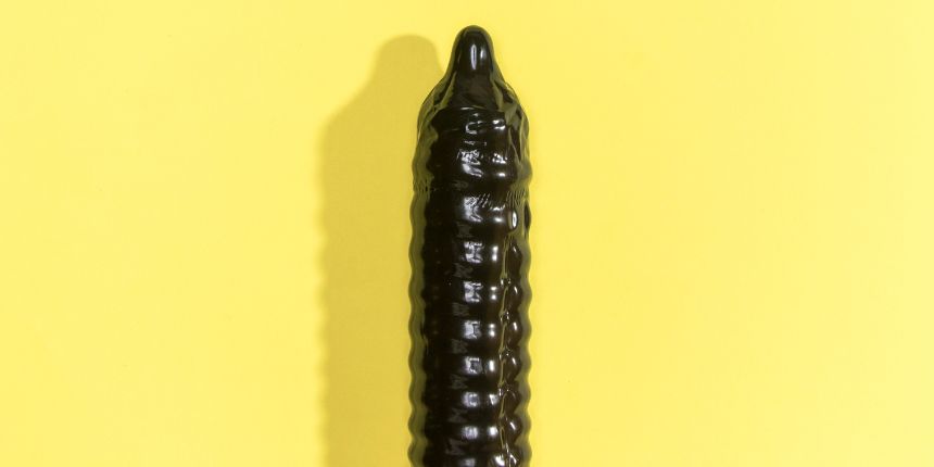 Schwarzer Dildo vor gelbem Hintergrund, lovesexshop.de Sexshop
