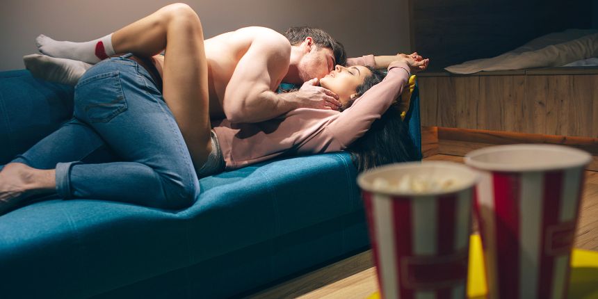 Paar küsst sich beim Filmabend mit erotischen Filmen zu Hause | lovesexshop.ch Sexshop