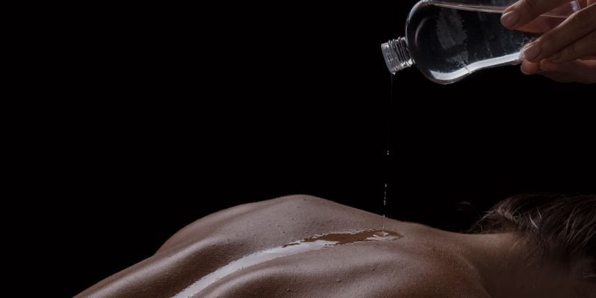 Sinnliches Massageöl auf nackter Haut bei einer intimen Partnermassage | lovesexshop.ch Sexshop