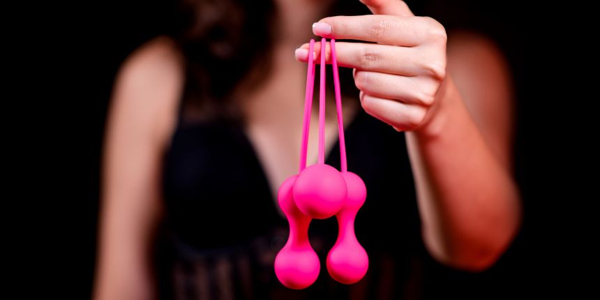 Frau hält Liebeskugeln für Beckenbodentraining und intensivere Orgasmen | lovesexshop.ch Sexshop