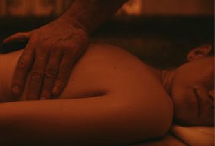 Sinnliche Partnermassage: Tipps, wie du deinem Schatz mit einer erotischen Massage Freude machst