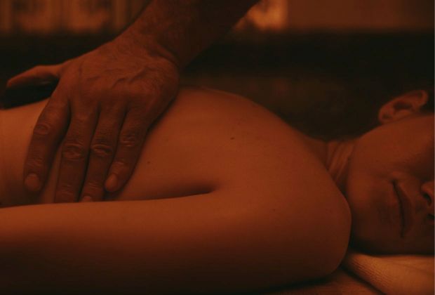 Sinnliche Partnermassage: Tipps, wie du deinem Schatz mit einer erotischen Massage Freude machst